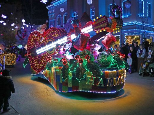 Christmas in Pigeon Forge - Dollywood's Parade of Many Colors