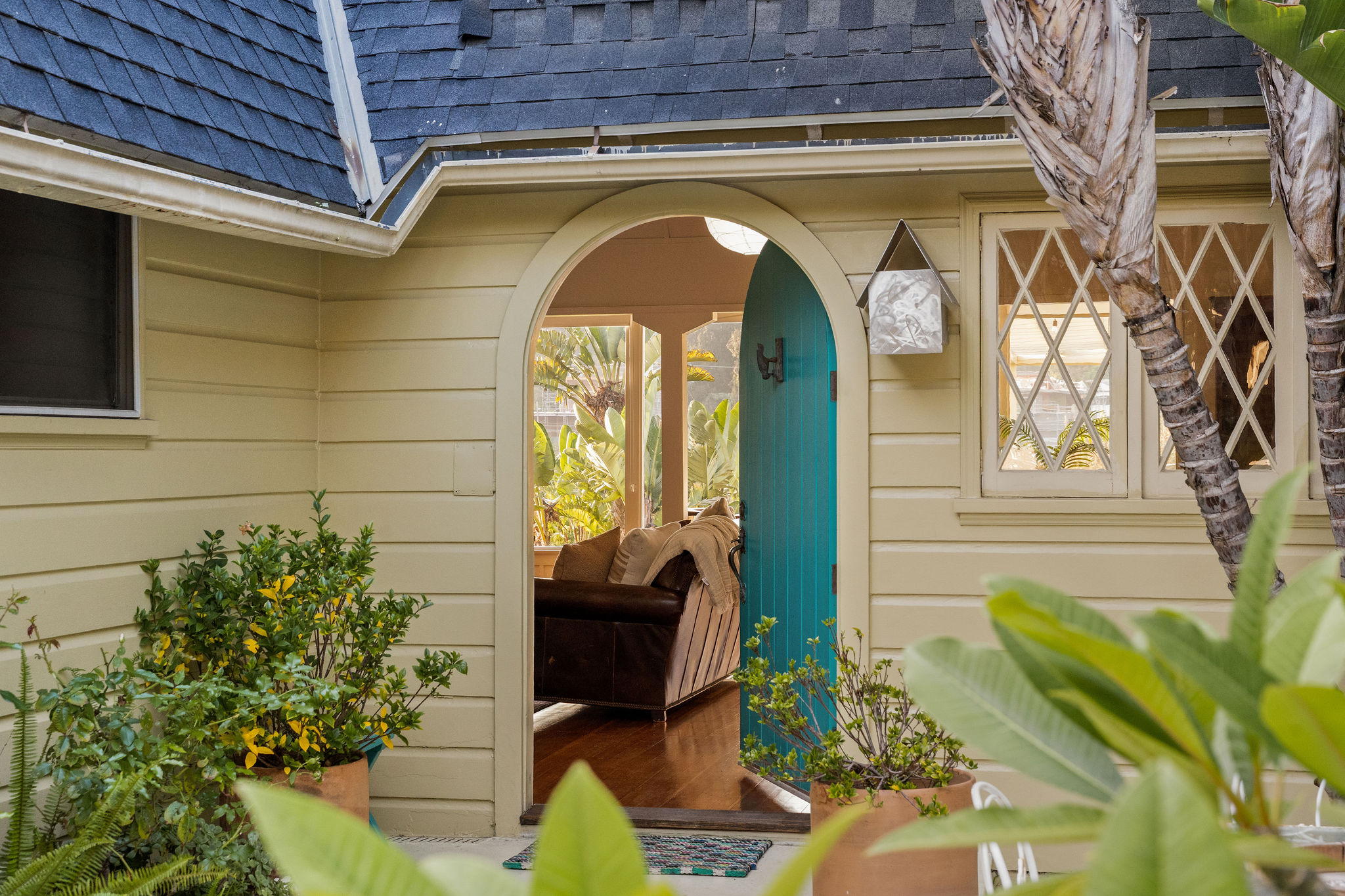 Cute home with an arched front door opening to the inside